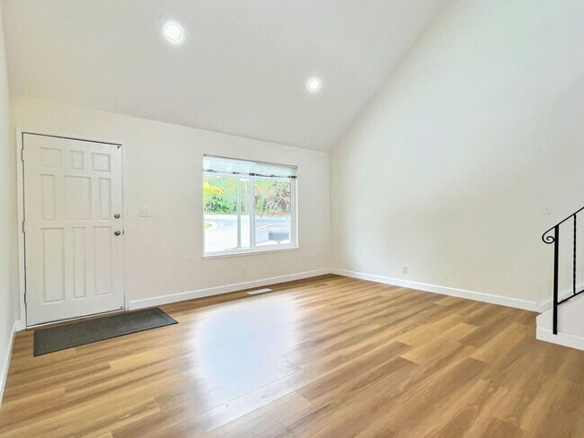 Foto del edificio - 4 BD/2 BA Home with Spacious Backyard and ...