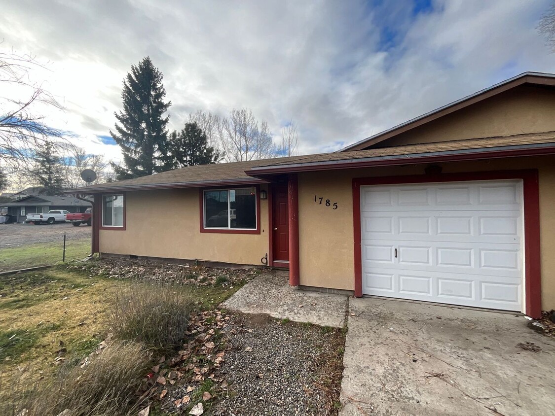 Foto principal - 2 Bedroom Duplex in Prineville