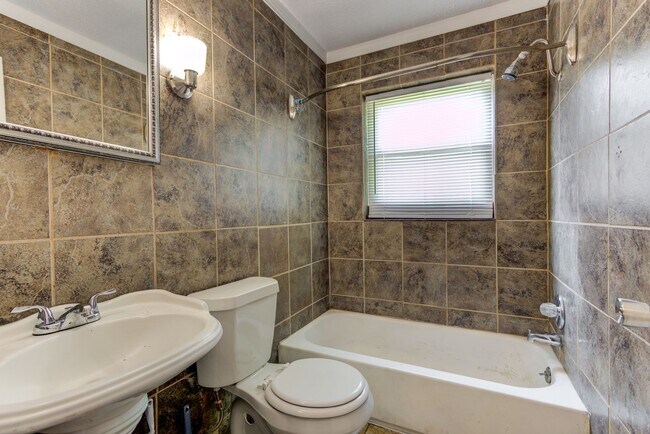 Building Photo - FREE MONTH RENT! Freshly Updated 3 Bedroom House