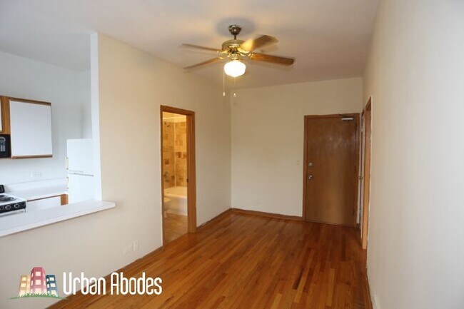 Foto del edificio - 645 W Barry Ave