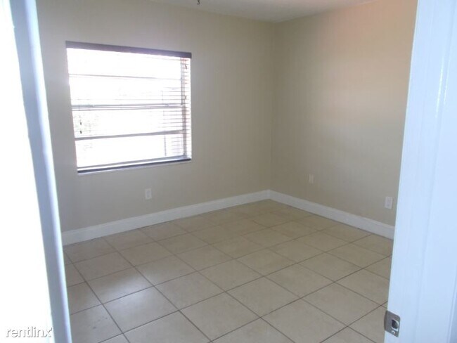 Building Photo - 3 br, 1 bath Townhome - 12011 SW 110 ST Cir N