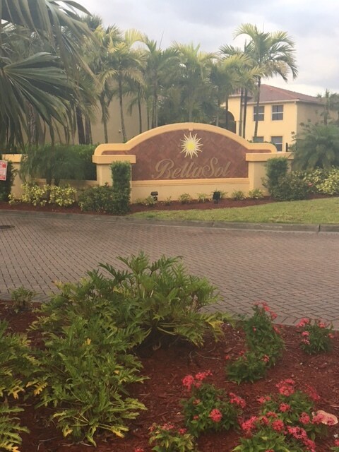 Foto principal - 4287 Bellasol Circle Loop