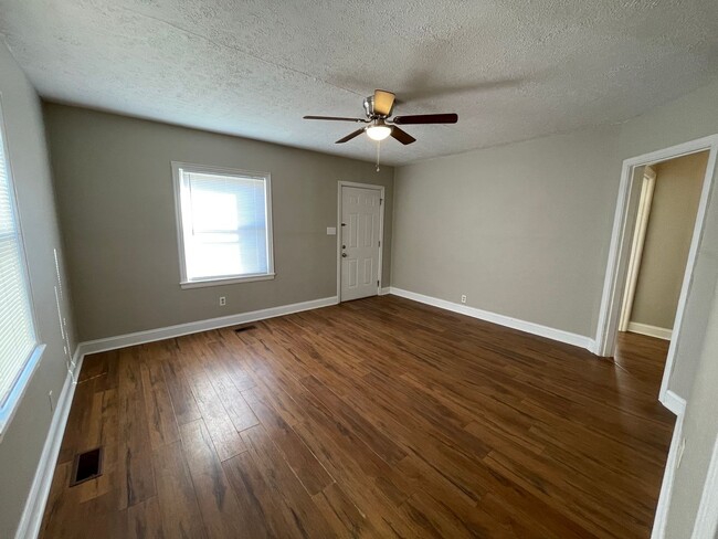 Building Photo - Knoxville 37917 - 2 bedroom, 1 bath home - Contact Lisa Vineyard and Shannon Russell (865) 216-9334