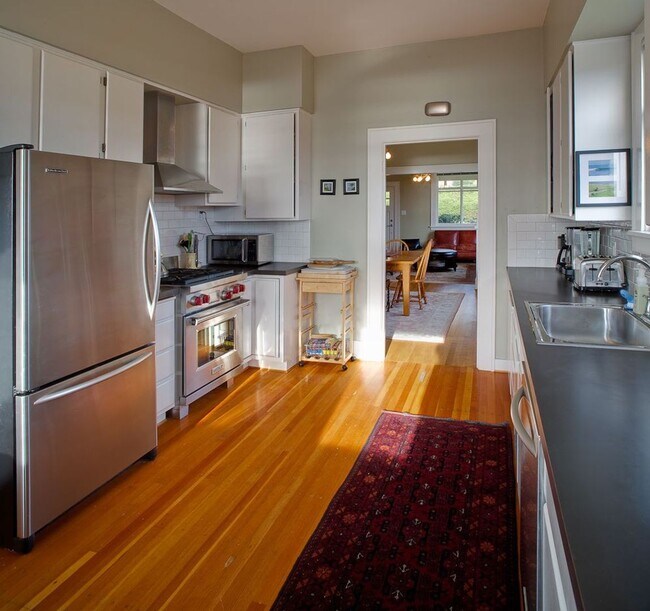 Building Photo - Gorgeous 3 bedroom Home Overlooking Bellin...
