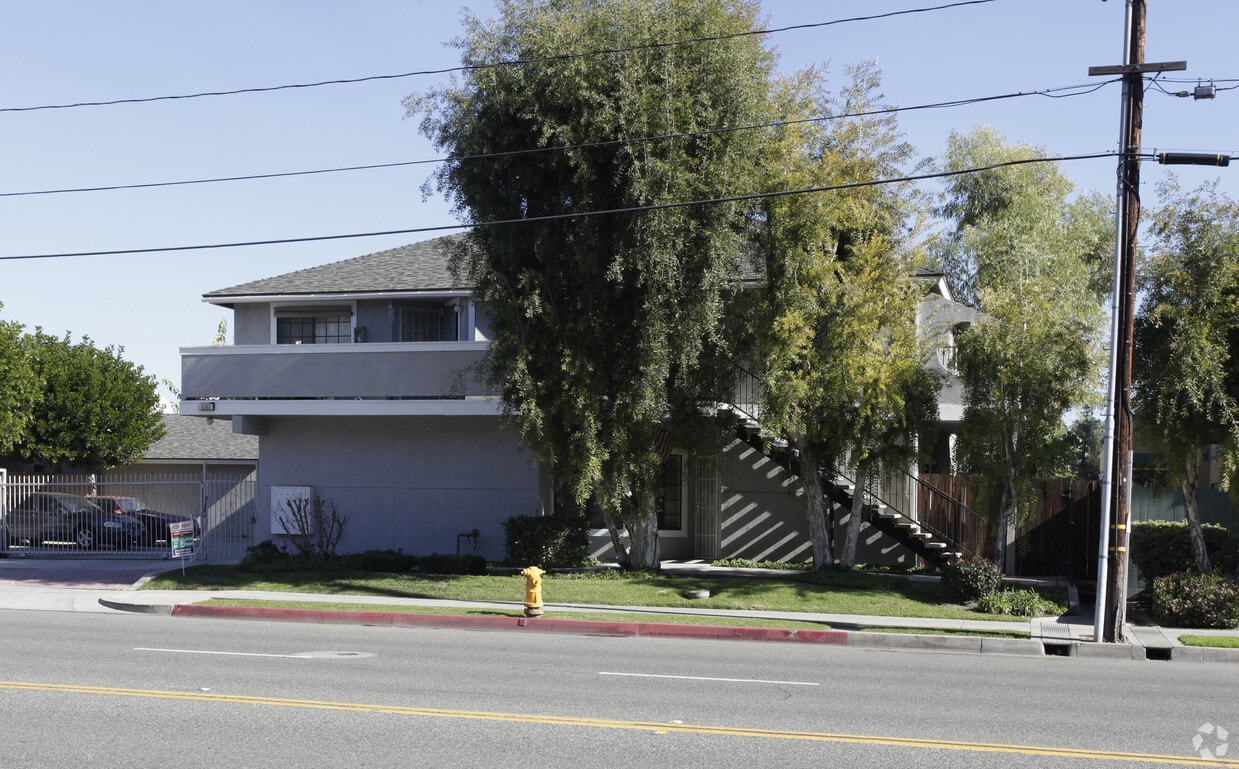 Building Photo - 6062 Western Ave