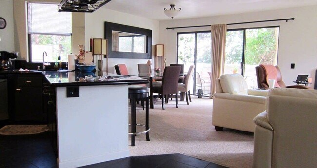 Foto del edificio - LA JOLLA - 2 Br + Den, Private End Unit To...