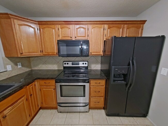 Building Photo - Lovely 3 bedroom/1.5 bath home with one car garage and finished basement.