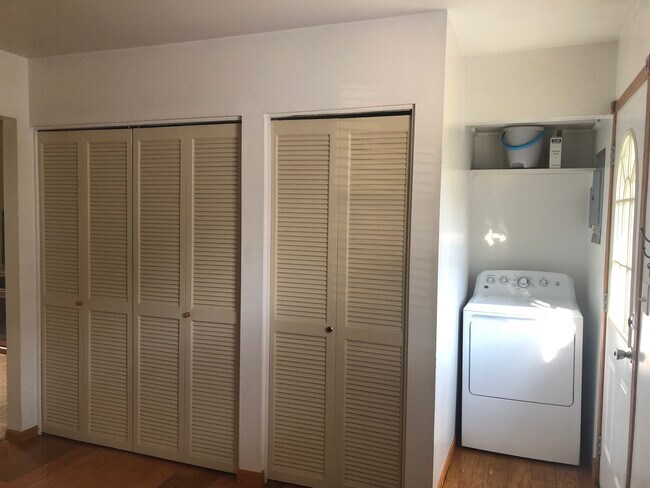 Foto del edificio - 106 E 2nd St