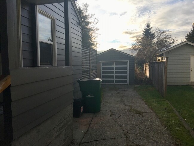 Building Photo - Charming Broadview Bungalow with Fully Fenced Back Yard