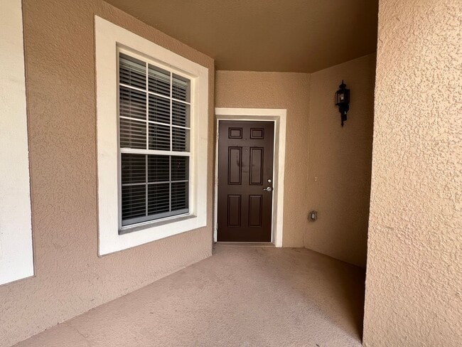 Building Photo - Great townhouse -  available now!