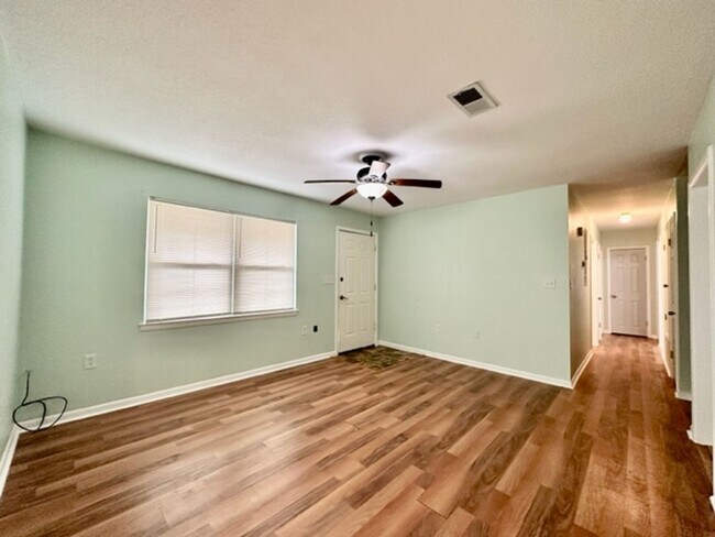 Foto del edificio - Cute 3 bedroom home for rent close to Hurl...