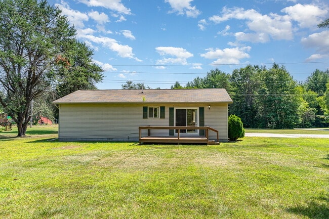 Building Photo - Charming 2-Bedroom Duplex with 1.5 Baths a...