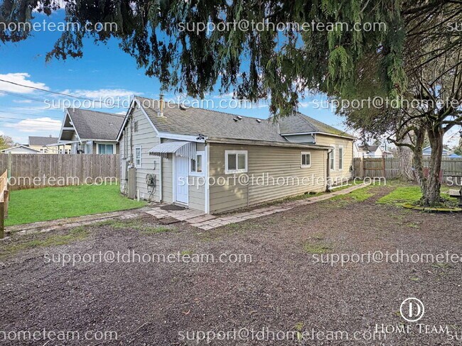 Foto del edificio - "Charming 4-Bed Tacoma Home with Granite Elegance & Ample Space!"