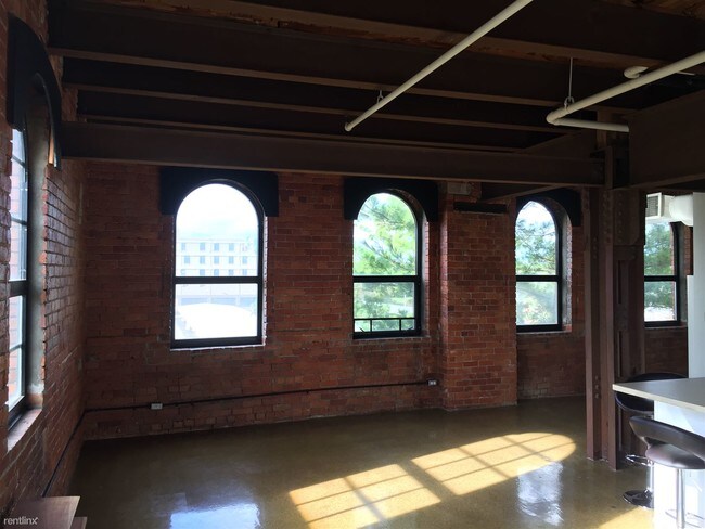 Foto del edificio - 6533 E Jefferson Ave