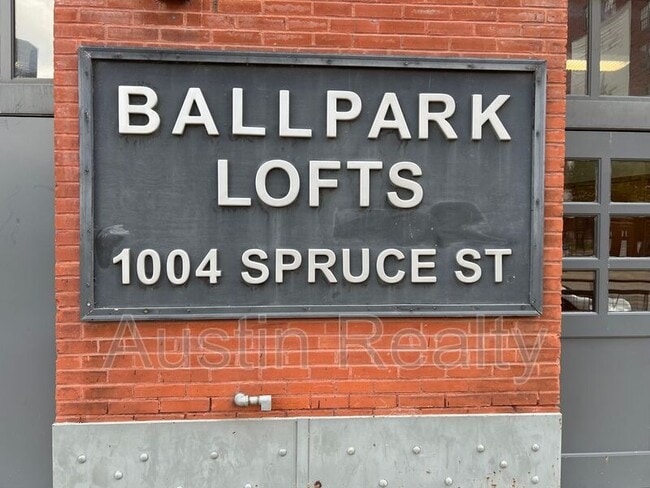 Building Photo - 1004 Spruce St