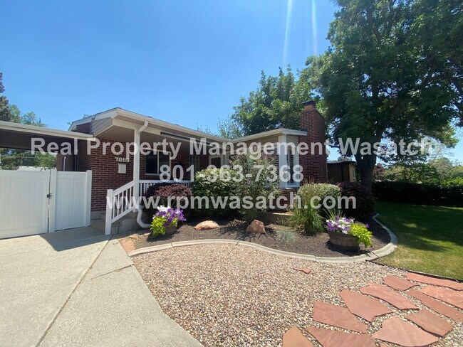 Building Photo - Come see this amazing 5 bedroom, 2 bath home
