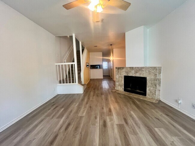 Building Photo - 2 Bedroom/2.5 Bath Townhome! Close to Majo...