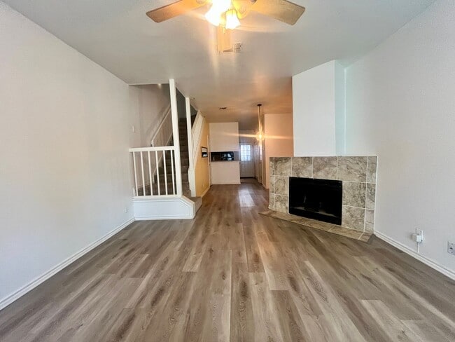Foto del edificio - 2 Bedroom/2.5 Bath Townhome! Close to Majo...