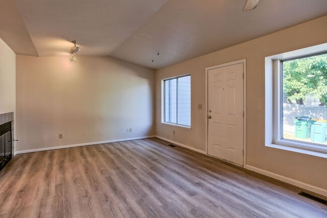 Foto del edificio - 3025 W Stuart St