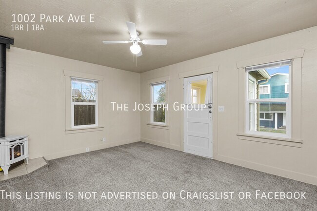 Building Photo - Port Orchard 1/bed 1/ba with peekaboo view...