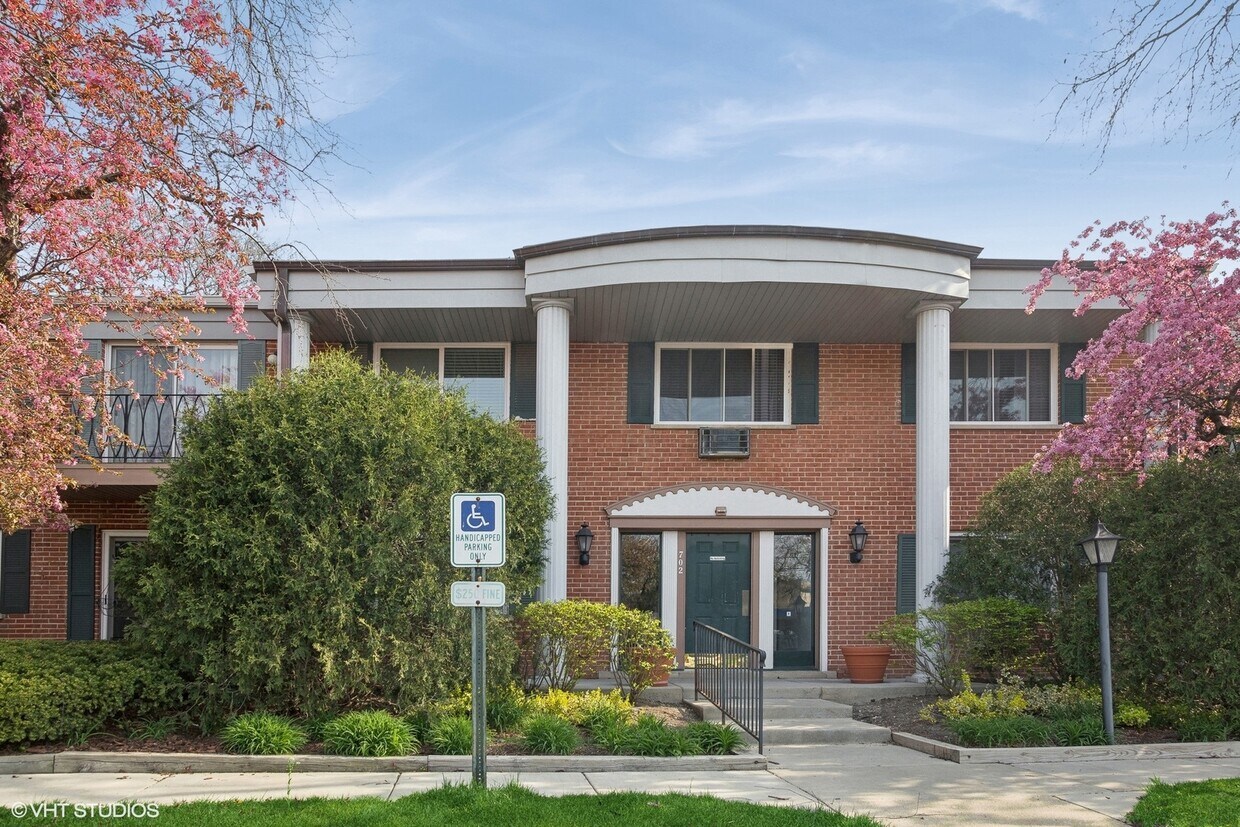 Primary Photo - 702 E Algonquin Rd