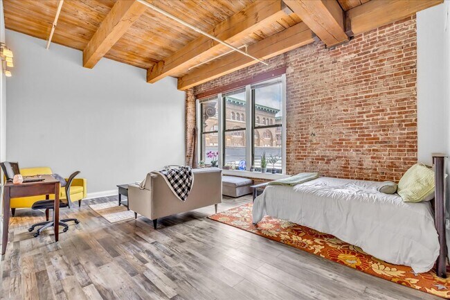 Foto del edificio - 304 W 8th St