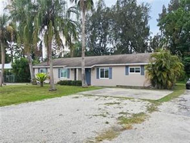 Building Photo - Cute 2/1 duplex - Freshly painted