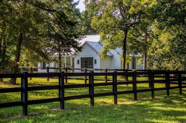 Building Photo - 9879 Stubbs Rd