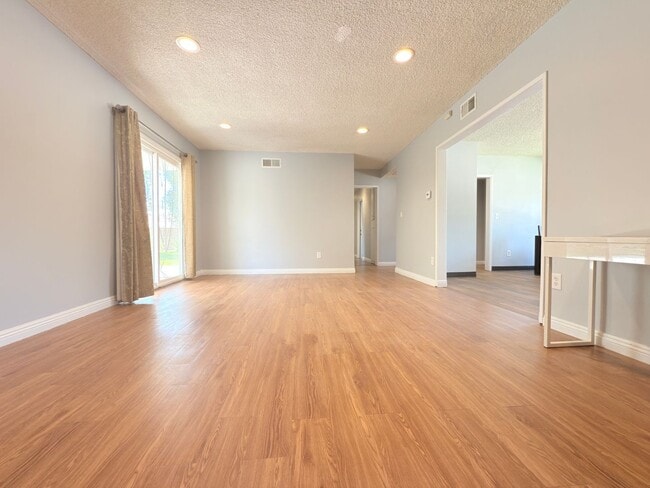 Building Photo - 4-Bedroom Home in Prime Northridge Location