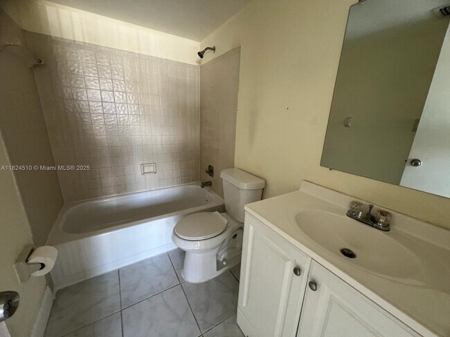 Building Photo - 1025 Twin Lakes Dr