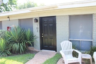 Building Photo - 606 W 51st St