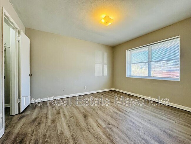 Building Photo - 5601 Belaire Dr