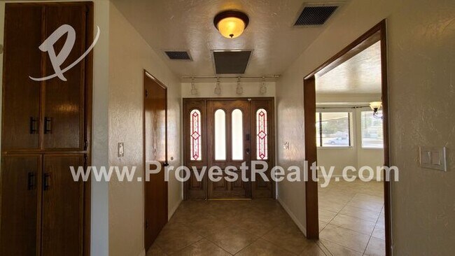 Foto del edificio - Huge 5 Bedroom, 2.5 Bath with 8 Car Garage...