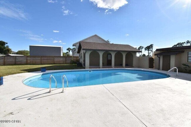 Building Photo - 2912 Kingswood Dr