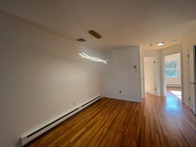 Building Photo - 526 Laurel Ave