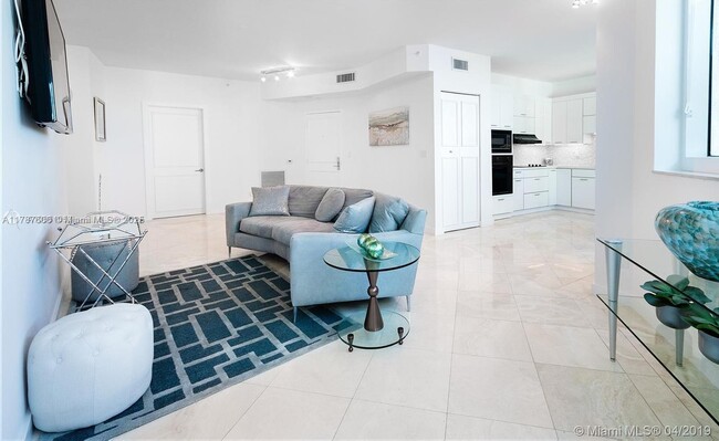 Building Photo - 300 S Pointe Dr
