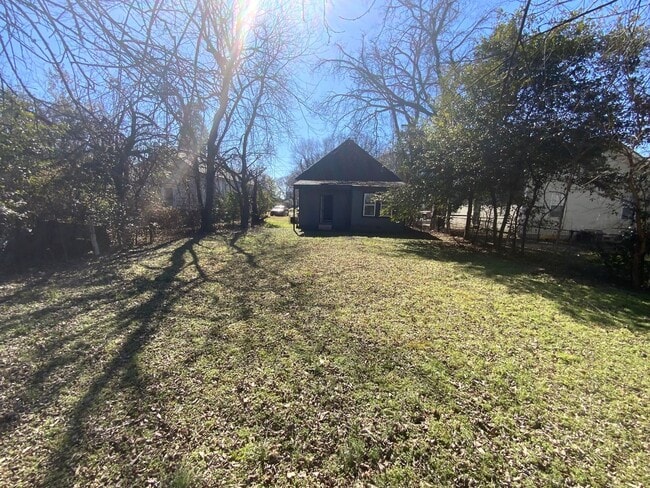 Foto del edificio - 1223 W 10th St