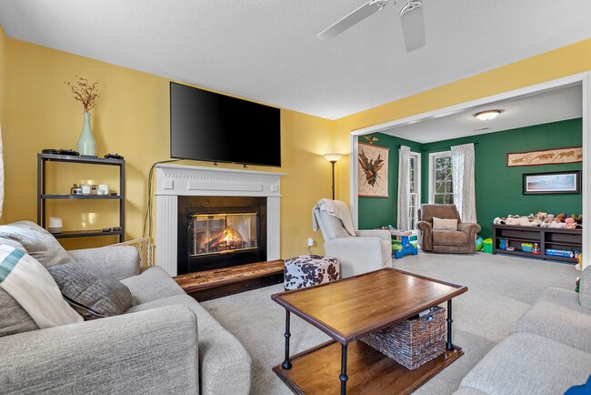 Building Photo - Short-Term Fully Furnished Home in America...