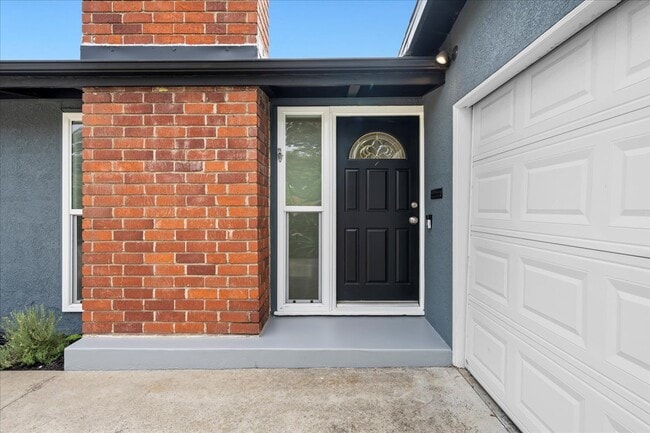 Foto del edificio - 10802 Deshire Pl