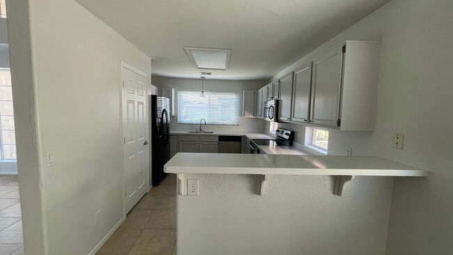Building Photo - 814 W Iris Dr