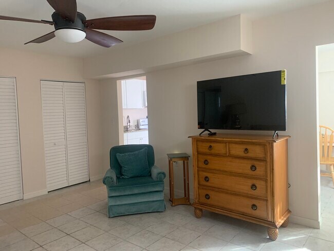 Living Room - 898 North St
