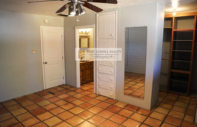 Building Photo - 4 bedroom 2 bath with washer and dryer/ la...