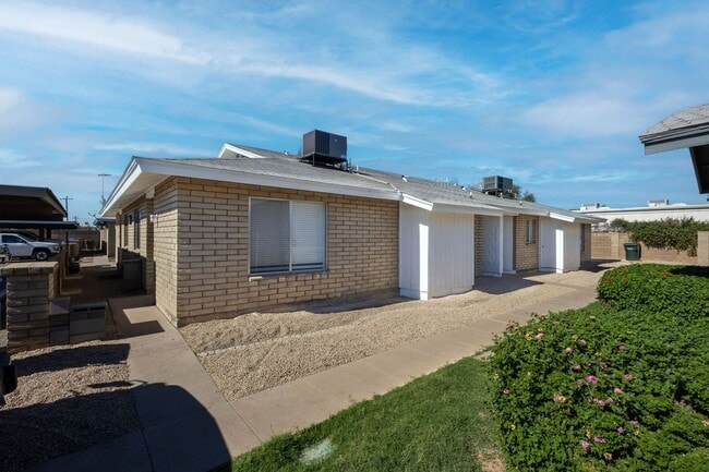 Building Photo - 2 BEDROOM 2 BATH SINGLE LEVEL 4-PLEX UNIT ...