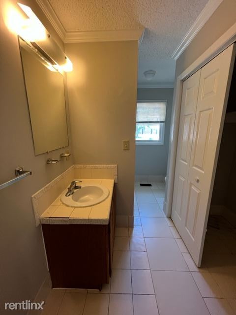 Building Photo - 3 br, 1.5 bath House - 2205 Delta Pl
