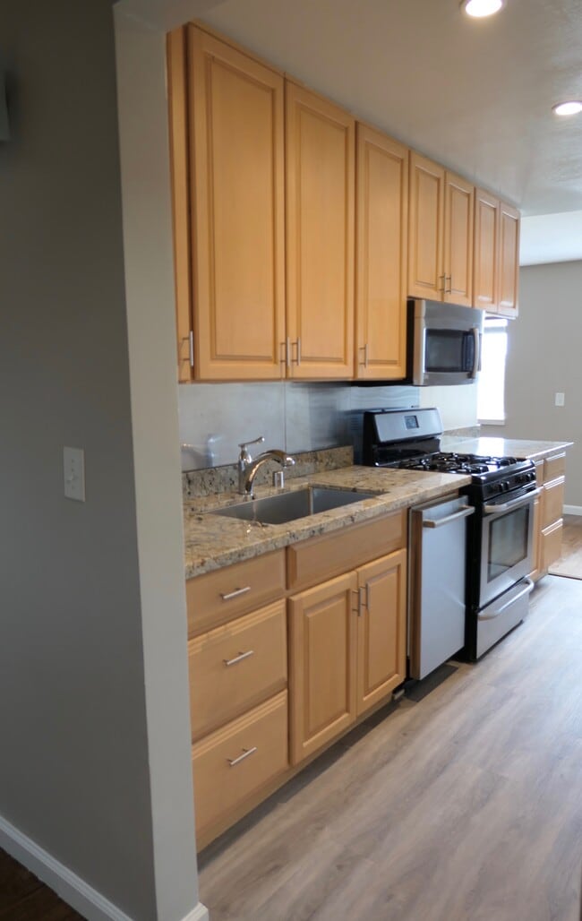 Building Photo - 2249 Bonar St