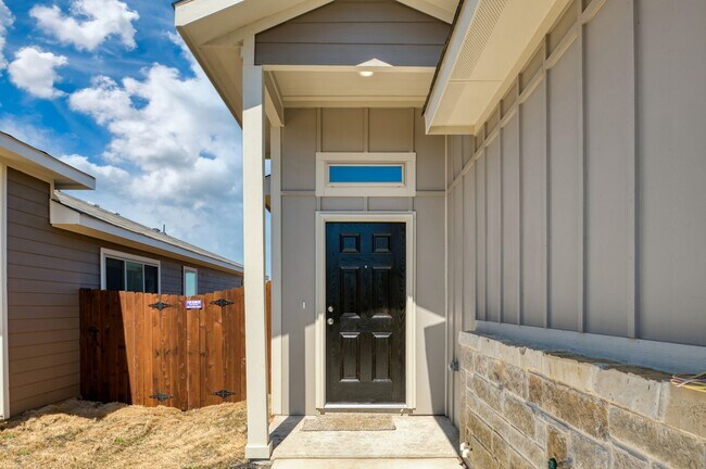 Foto del edificio - GORGEOUS 3 BEDROOM DUPLEX LOCATED IN MIDLO...