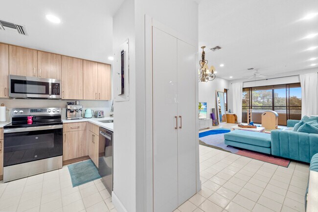 Building Photo - 7460 La Paz Blvd