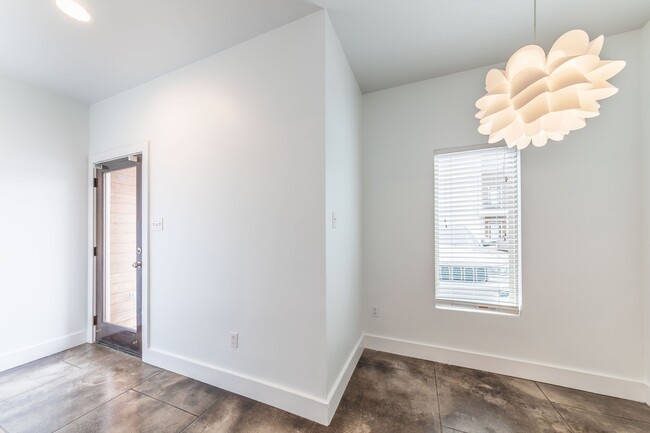 Building Photo - 113 Bayou St Apt 110