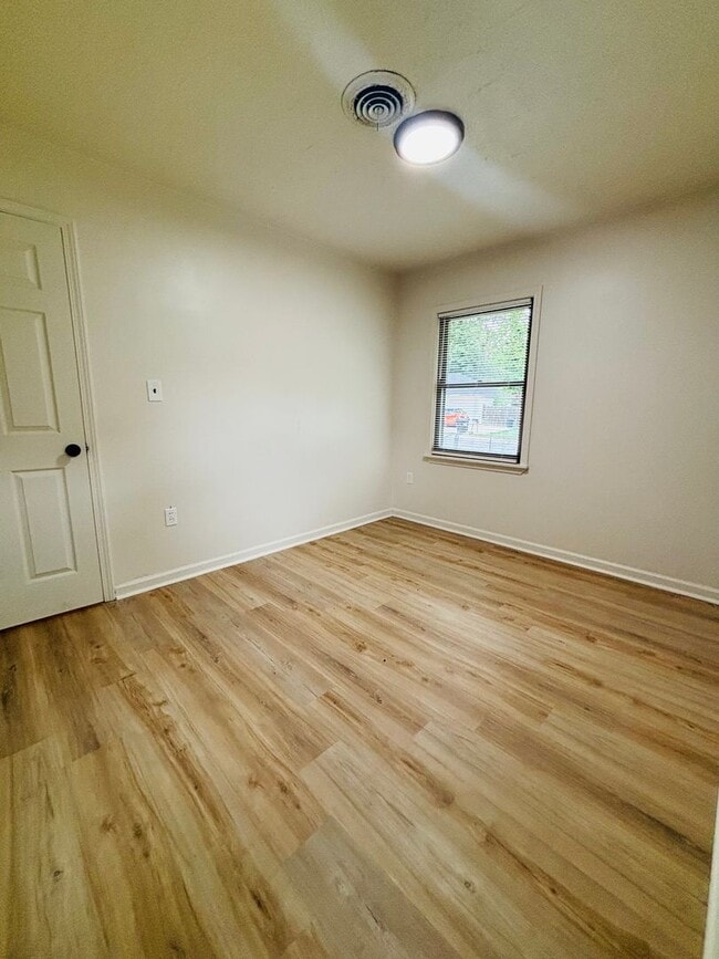 Building Photo - FOR RENT IN BENTON