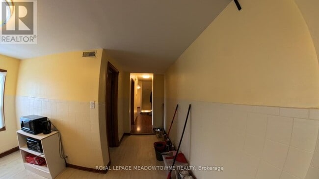 Building Photo - 492 Dufferin St